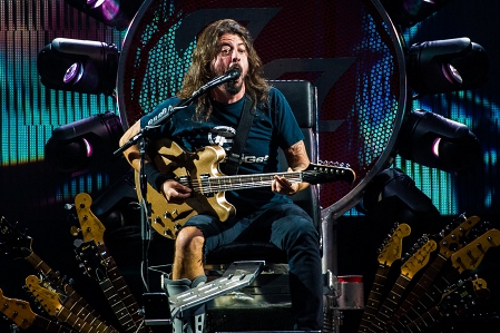 Dave Grohl rockt sitzend auf seinem Thron.